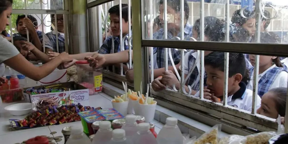 Persisten ventas de comida chatarra en cooperativas de escuelas de Puebla, reconoce la SEP