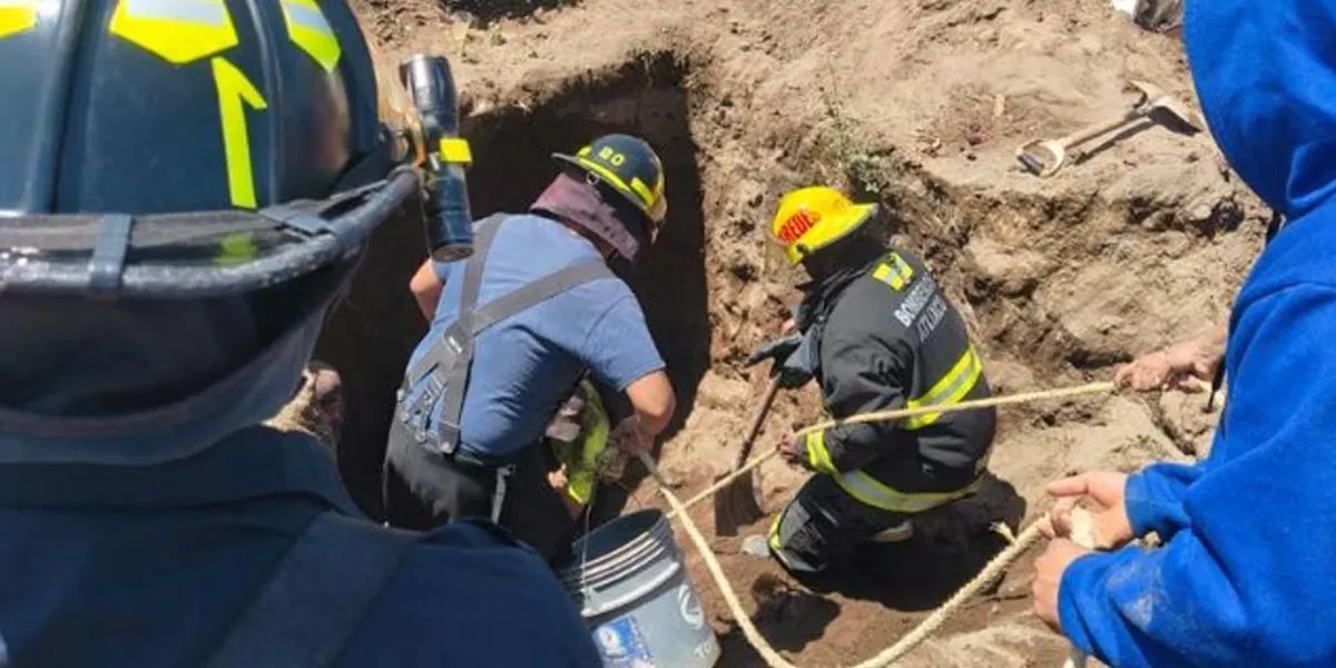 Rescatan a dos hombres tras derrumbe de tierra en panteón de Atlixco