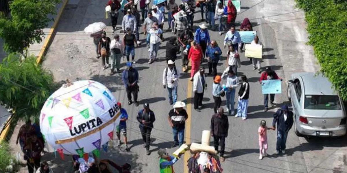 Señalan acarreo de oaxaqueños en marcha de apoyo a alcaldesa de Acatlán