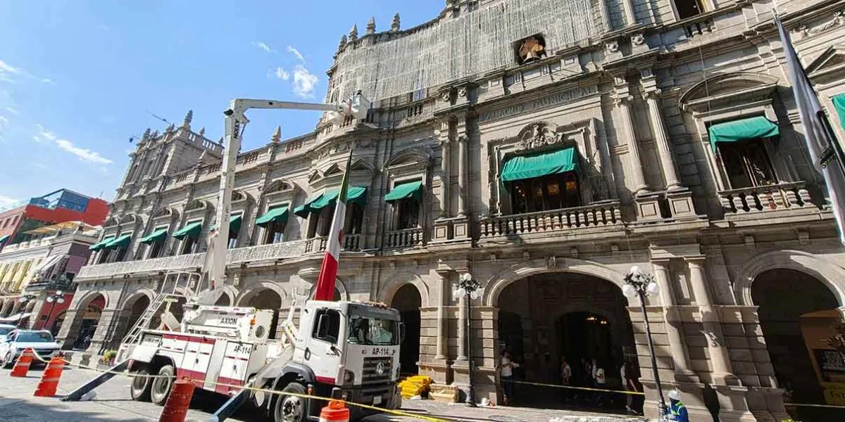 Centro Histórico de Puebla comienza a vestirse de verde, blanco y rojo por las fiestas patrias
