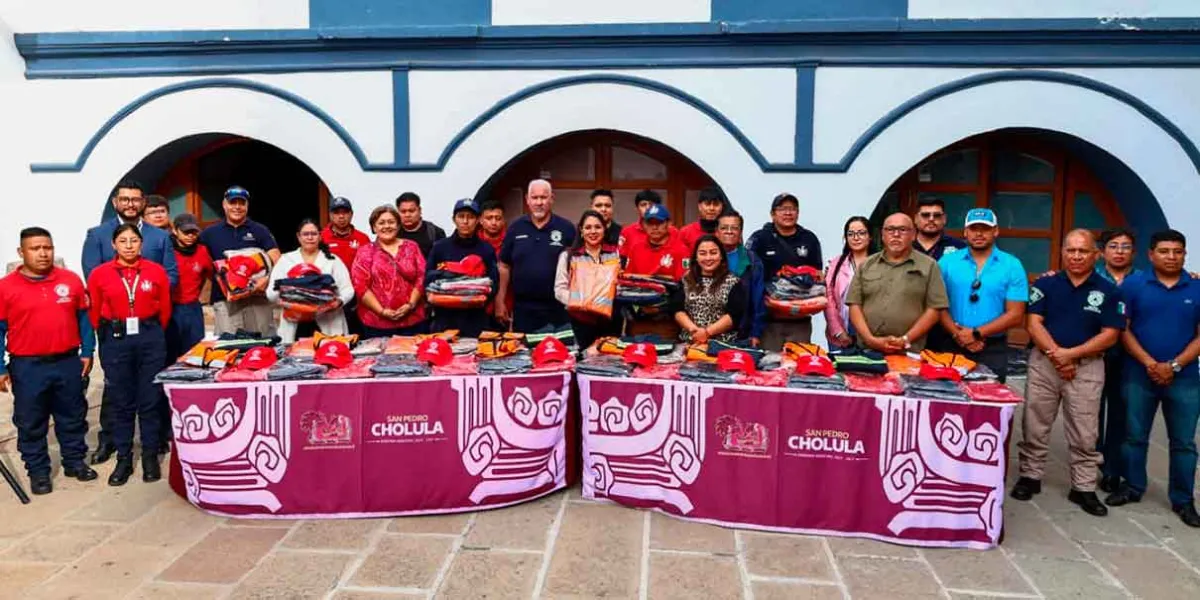 Tonantzin Fernández entrega uniformes y apoyo a Bomberos de Cholula