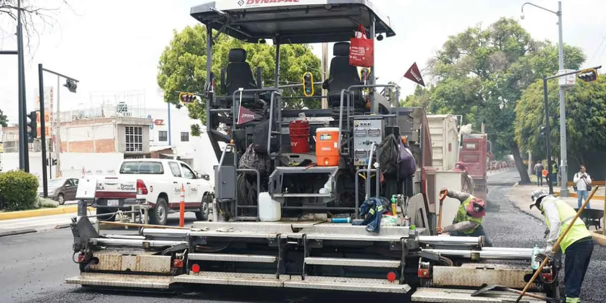 Pepe Chedraui supervisa rehabilitación del bulevar Héroes del 5 de Mayo con el Tren Capitalino de Pavimentación