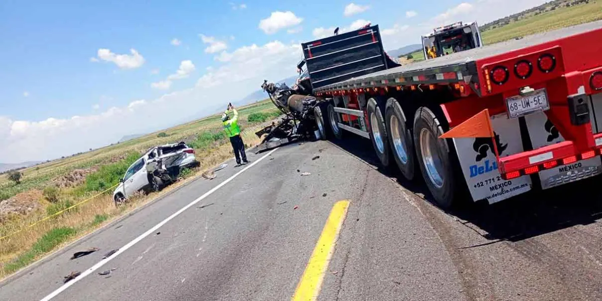 Tráiler despedaza autos en la Cuacnopalan–Oaxaca; hay un muerto