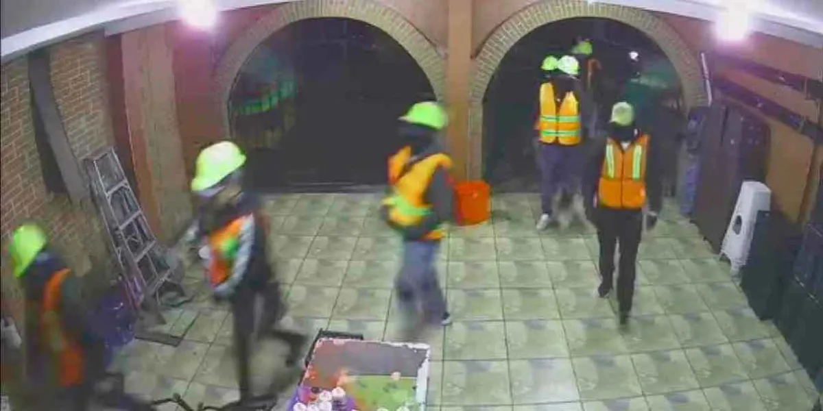 Comando disfrazado de trabajadores roba 700 mil pesos de Coyote Burguer en Puebla; montó falso operativo vial