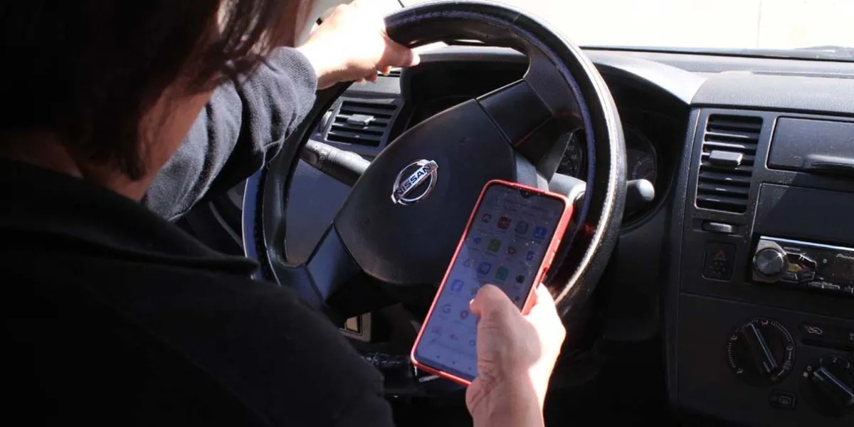 Conductor se distrae con el celular y termina estrellado contra camioneta en Atlixco-Puebla