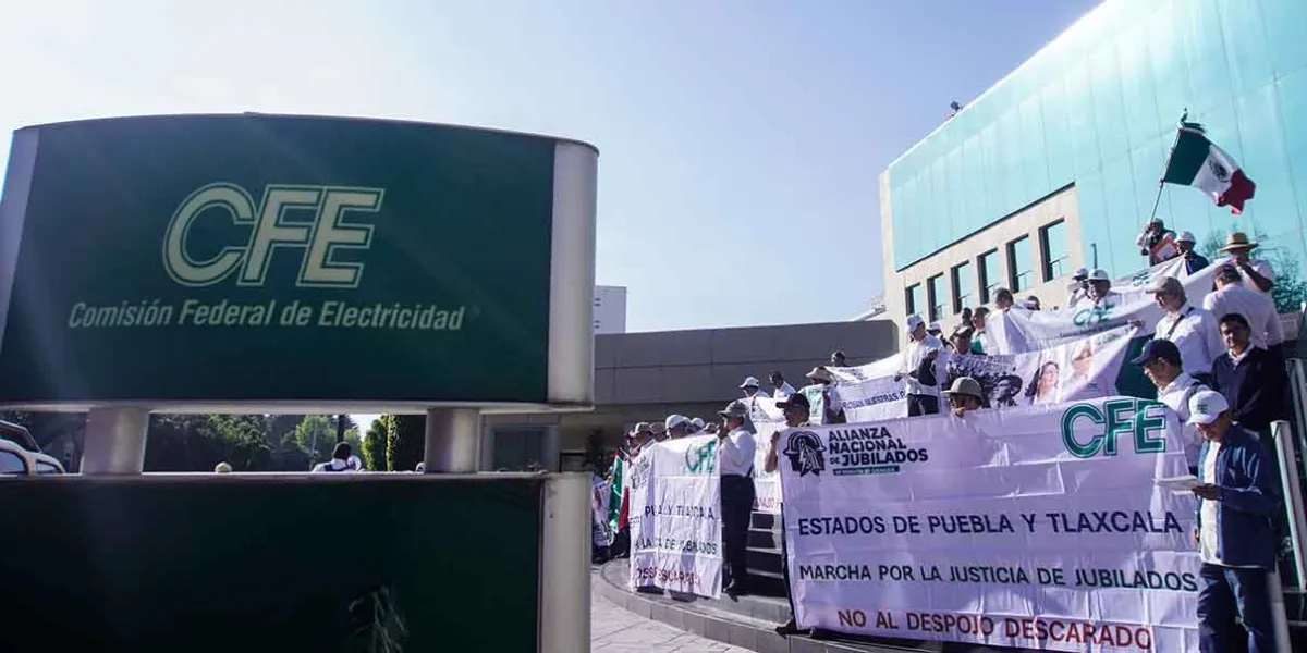 Jubilados de CFE protestan en Puebla por cambios a sus pensiones