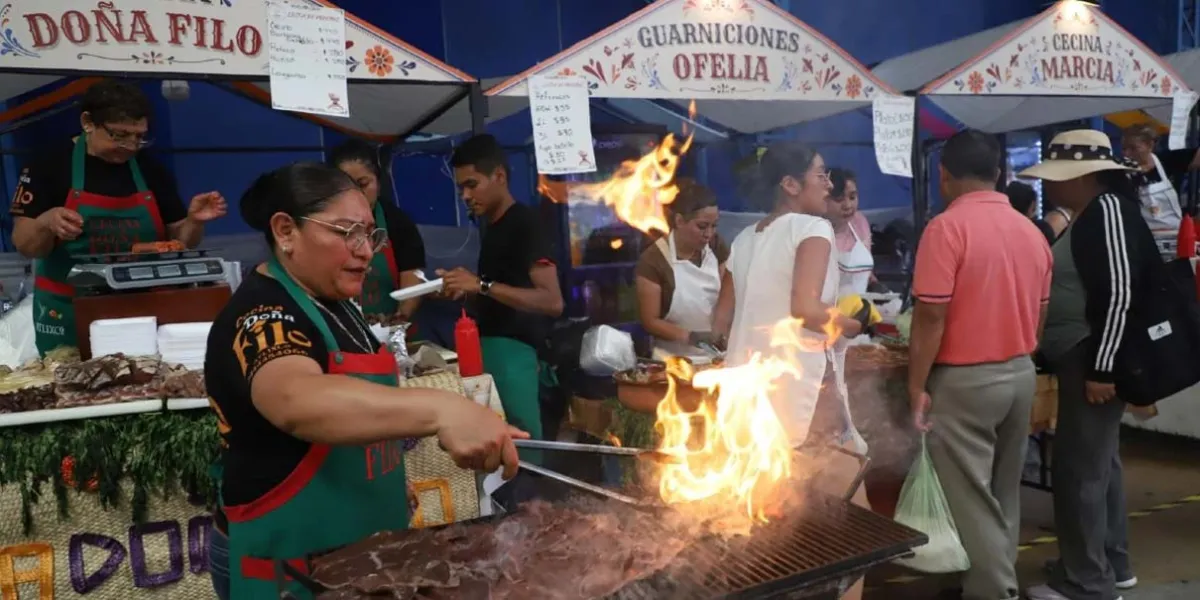 Miles abarrotan Atlixco por la Feria de la Cecina 2026 y el colorido Desfile de Mojigangas