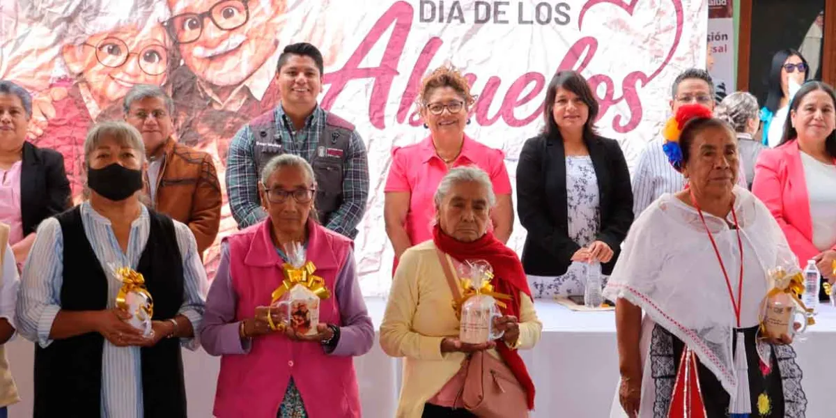 Omar Muñoz y Tere Alfaro celebran a los abuelitos de San Lorenzo Almecatla