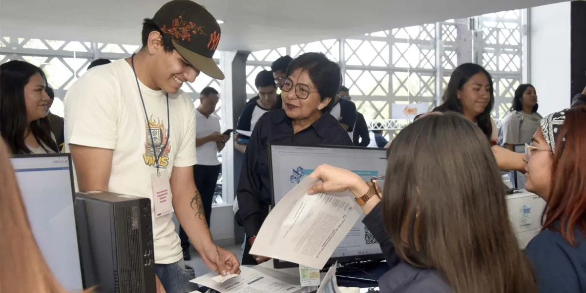 Rectora Lilia Cedillo supervisa proceso de inscripción en la BUAP