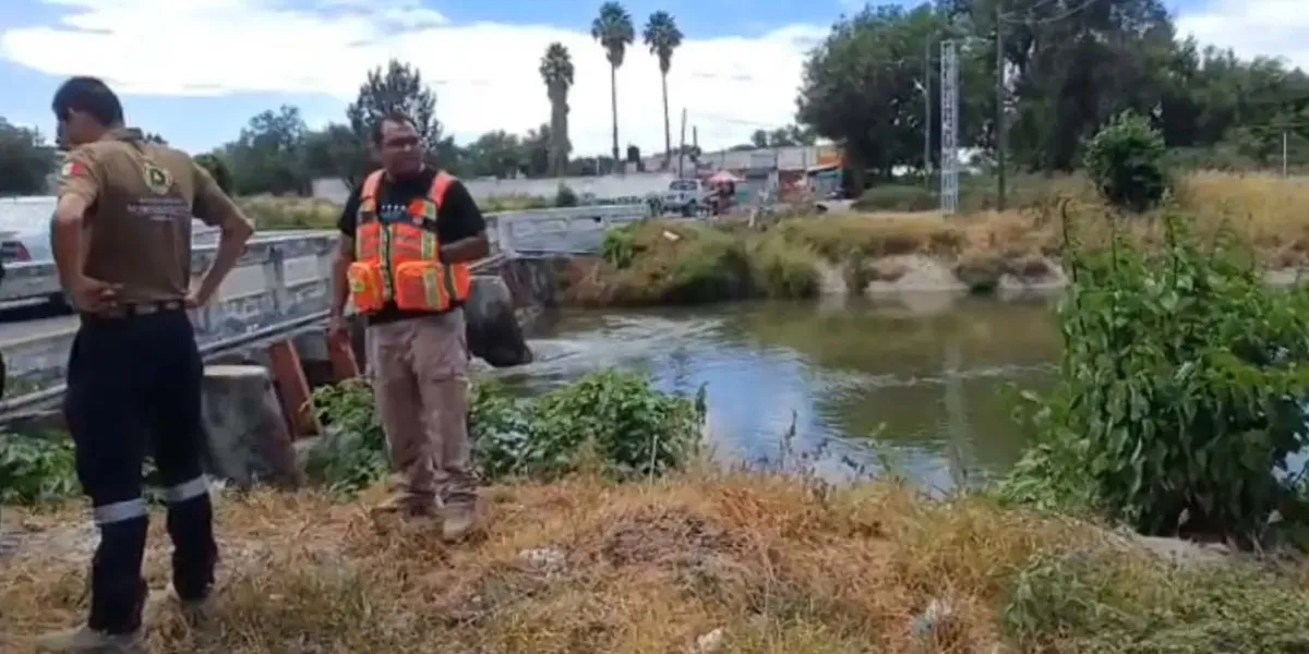 Rescatan a hombre que cayó al Canal de Valsequillo en Tecamachalco