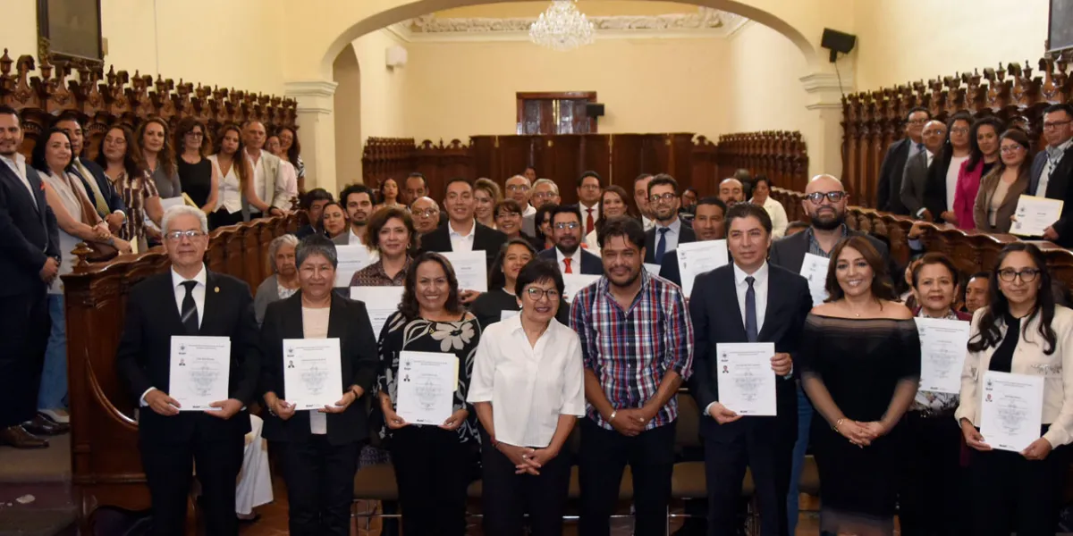 BUAP entrega 28 reconocimientos tras diplomado de gestión administrativa