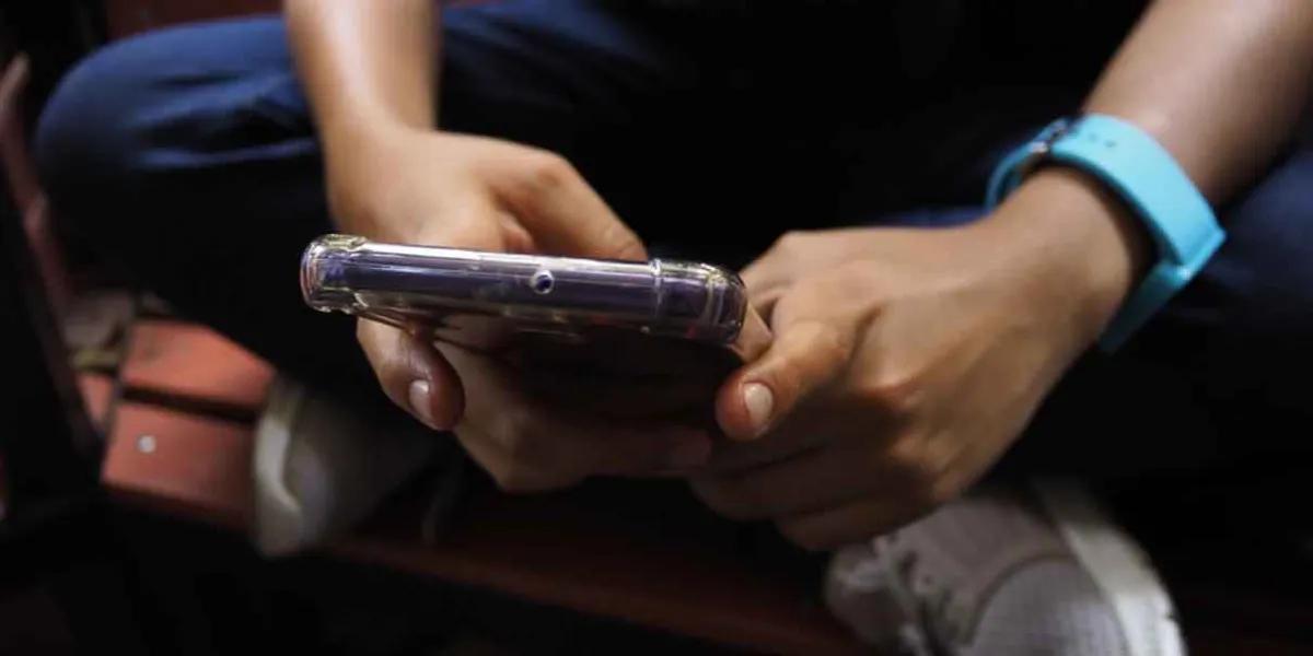 Puebla debatirá nuevas reglas para uso de celulares en aulas