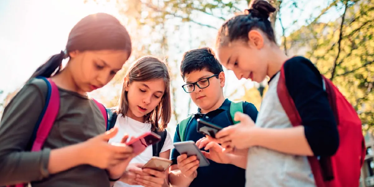 Puebla difundirá restricción de uso de celular en primarias y secundarias