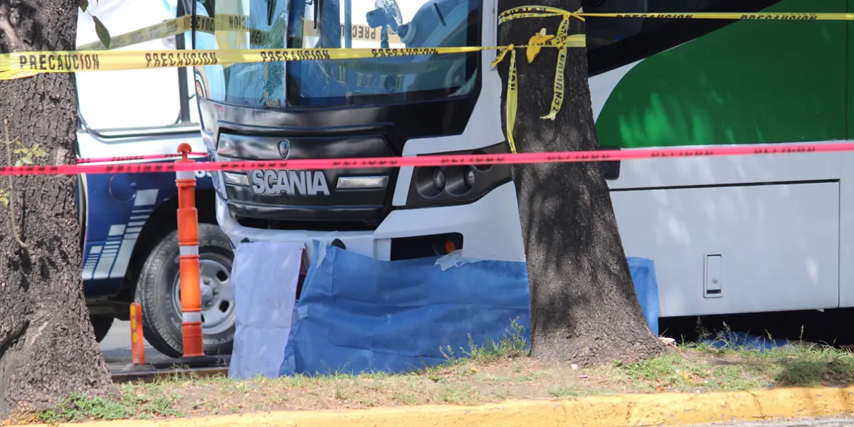 Línea 3 y Ruta 10 atropellan y matan a dos peatones en la ciudad de Puebla