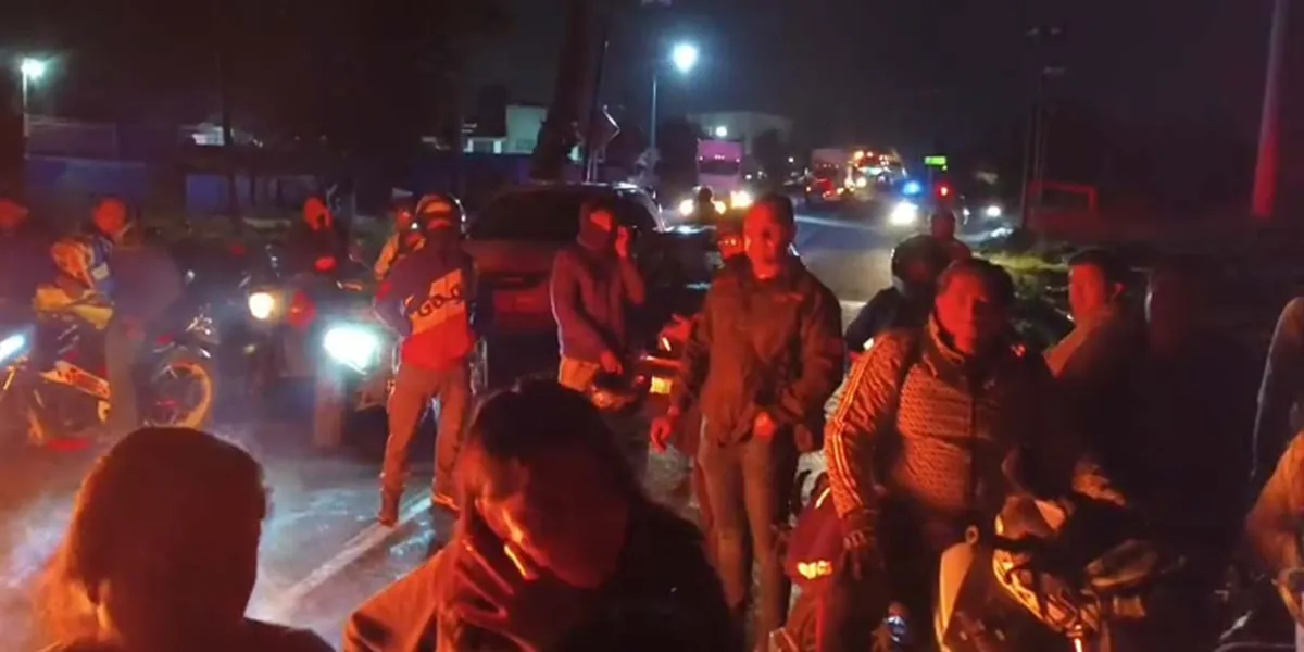 Vecinos bloquean la carretera Texmelucan-Tlaxcala por falta de agua 