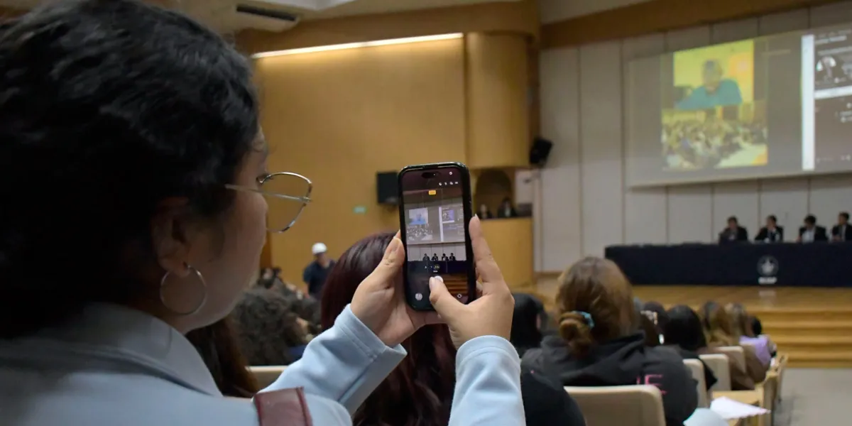 Dicta conferencia magistral el politólogo Robert Keohane a estudiantes de la BUAP