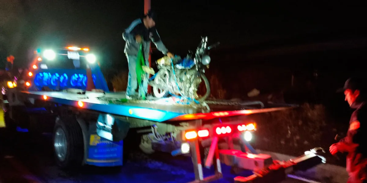 Camioneta impactó una moto y mató a una mujer en Chiautzingo