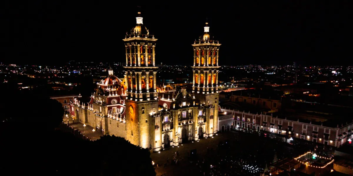 Inauguran Pepe Chedraui y Arquidiócesis de Puebla nueva iluminación de la Catedral