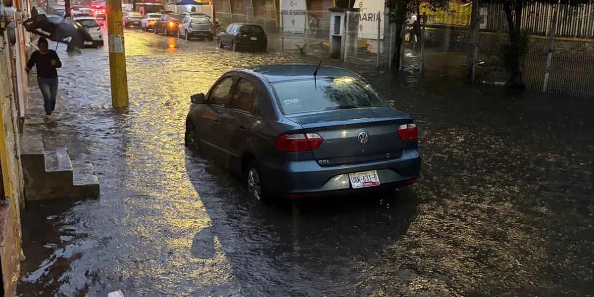 Lluvia y granizo inundan Puebla y complican tráfico a estadios