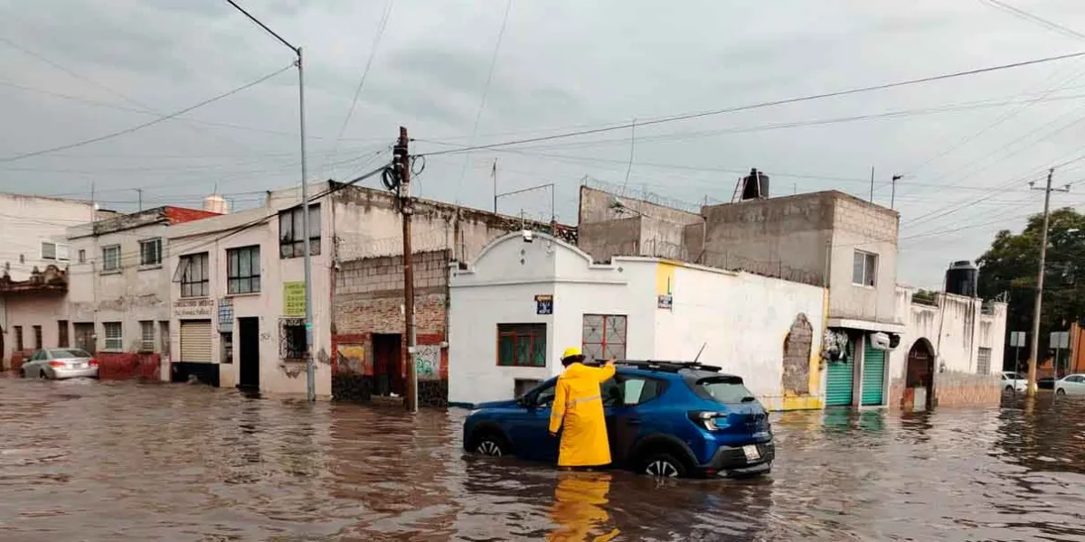 Lluvia y granizo dejan calles inundadas y autos varados en Puebla. VIDEO