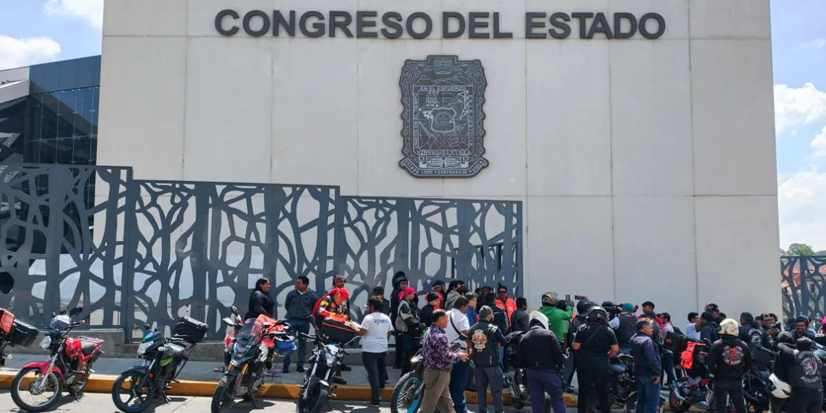 Motociclistas rechazan engomado y chip en el casco