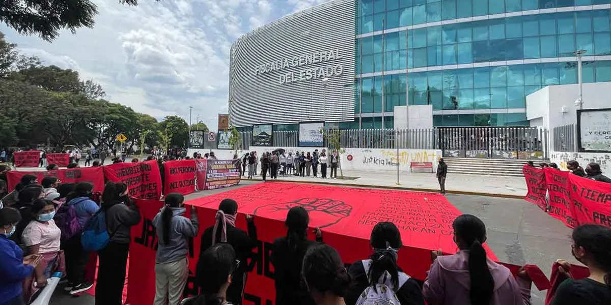 Normalistas de Teteles exigen liberar a abogado detenido en CDMX
