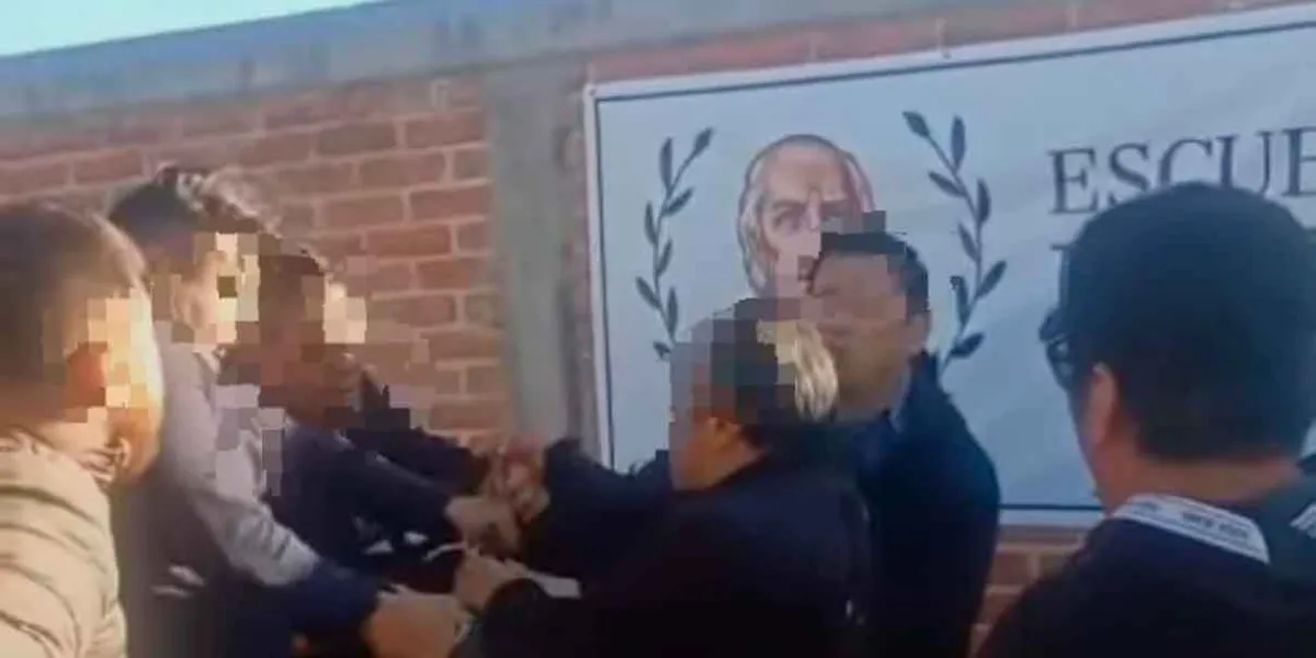 Operativo de FGE causa tensión frente a primaria en Texmelucan