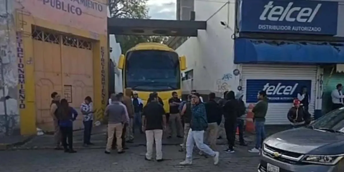 Personal de Palalia’s bloquea autobuses ORO en terminal de Atlixco