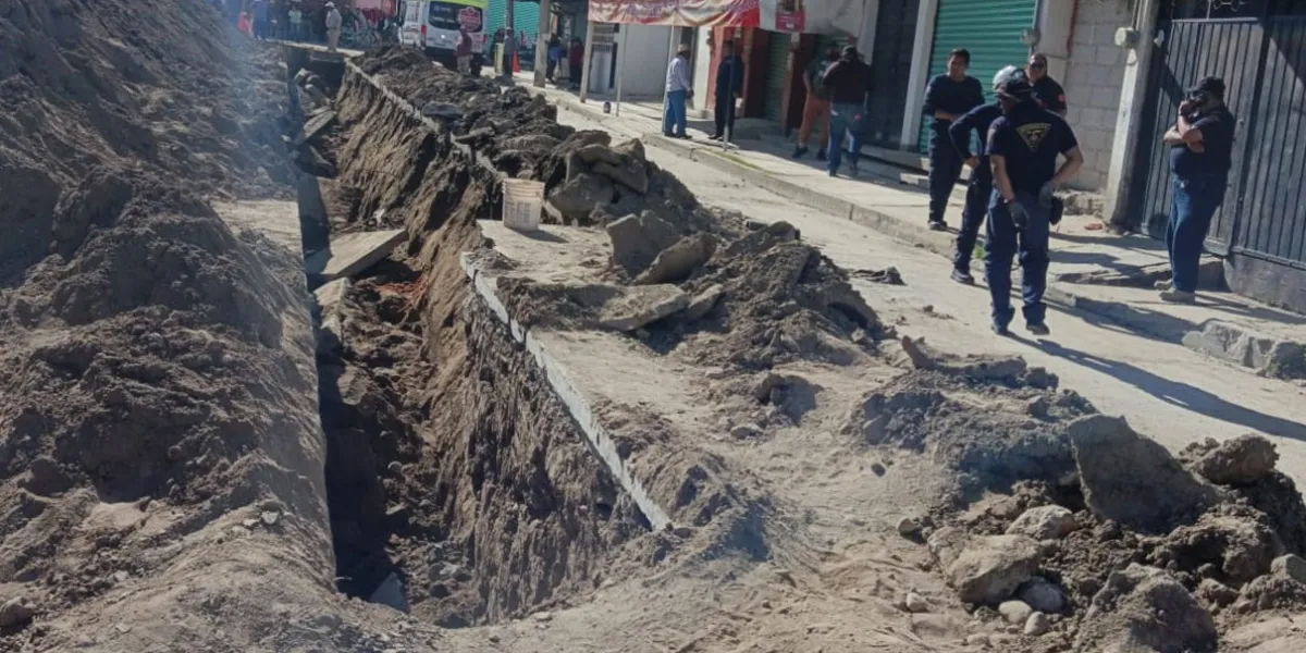 Salvan a trabajadores sepultados por alud de tierra en Texmelucan 