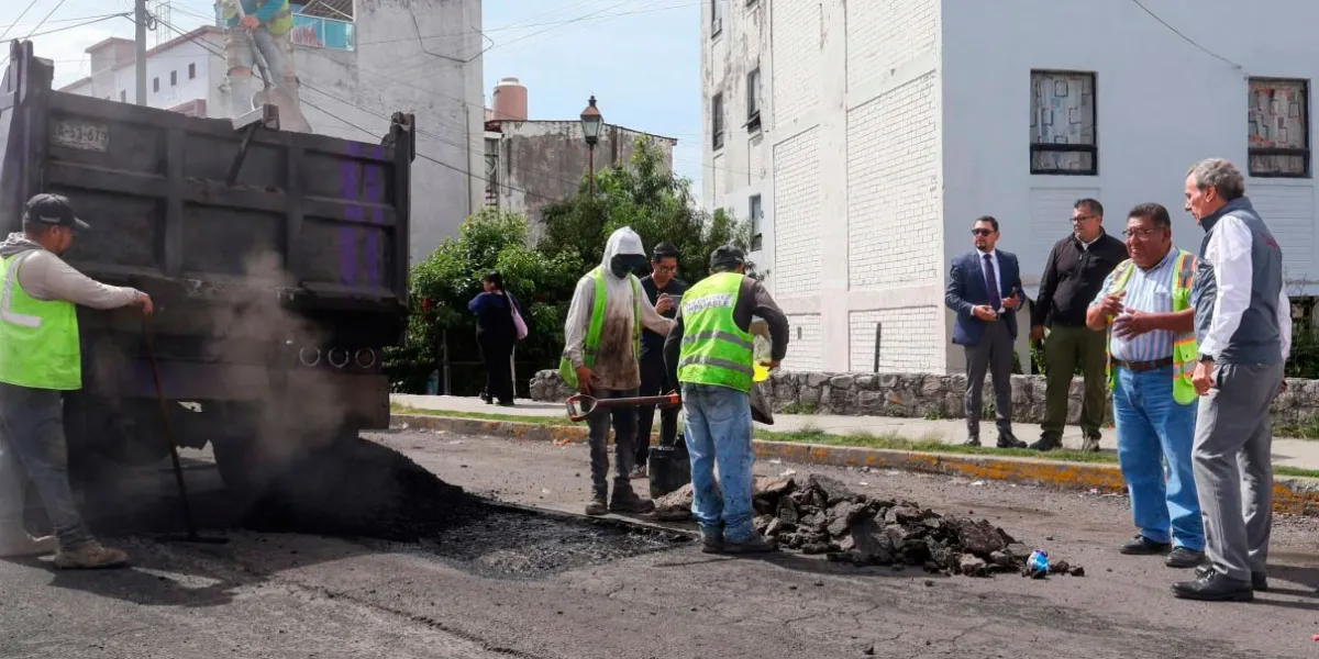 Supervisa Pepe Chedraui labores de bacheo en colonia La Noria