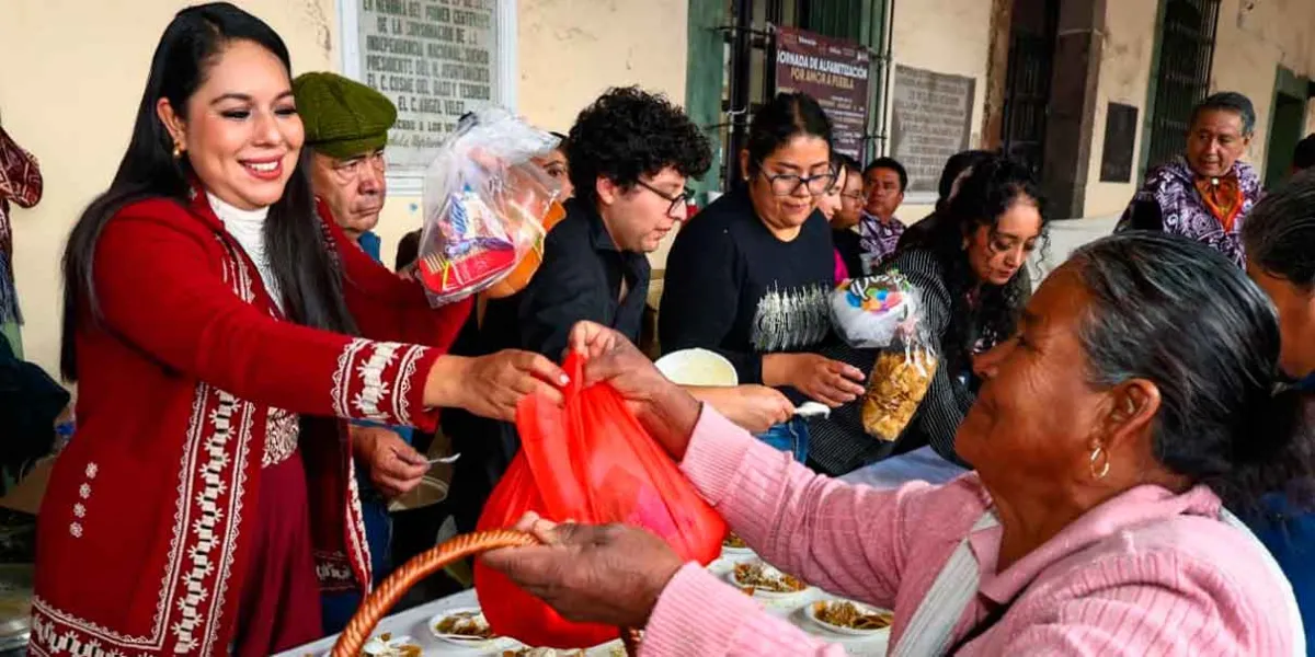 Tonantzin Fernández entrega alimentos a artesanos y peregrinos durante el Trueque Milenario 