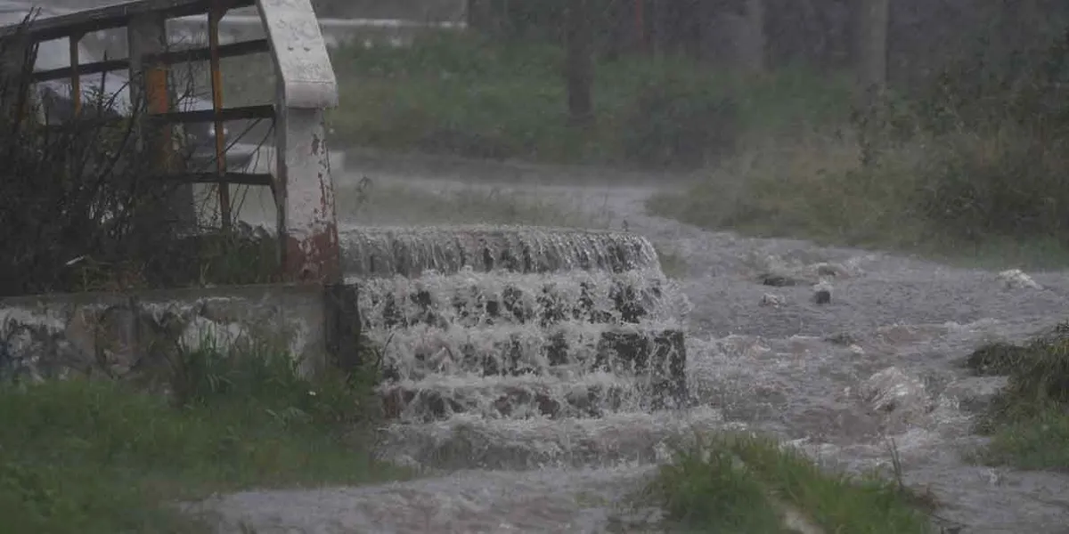 Alerta de tormentas deja sin clases presenciales a 26 municipios de la Sierra Negra