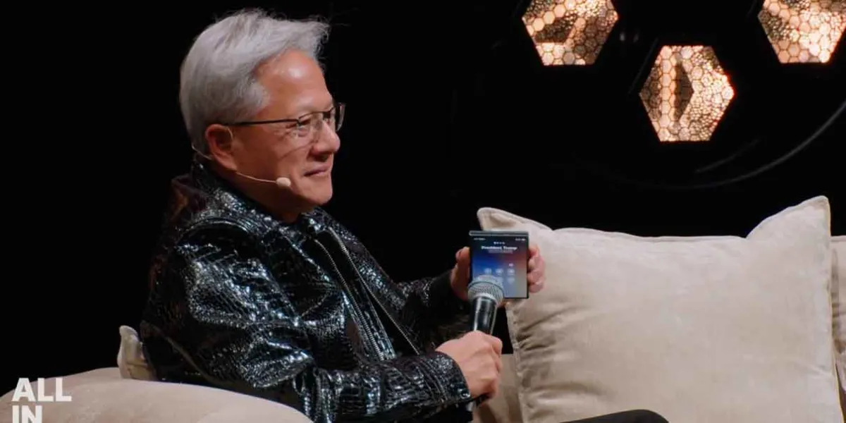 Trump llama a Jensen Huang durante un podcast y en vivo rechaza frenar la carrera de la IA