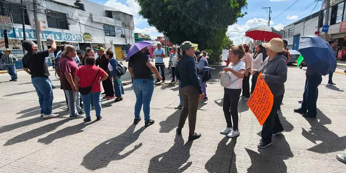 Vecinos bloquean 16 de Septiembre en Puebla por falta de agua