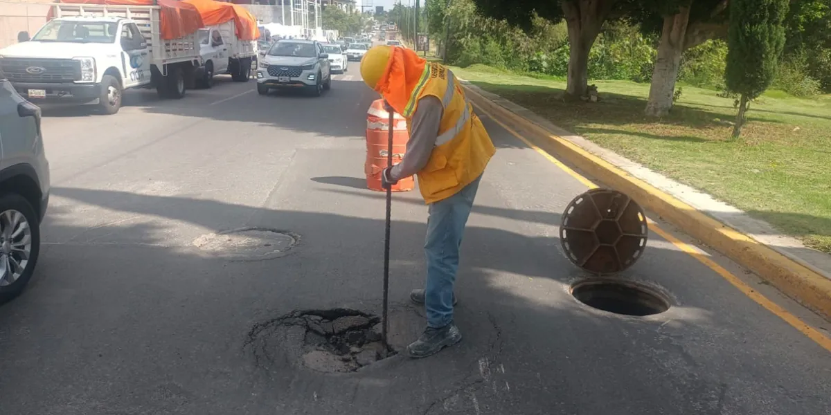 Agua de Puebla atiende reporte de hundimiento en avenida Cúmulo de Virgo