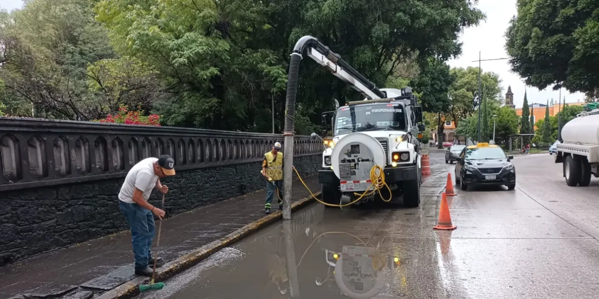 Desazolve y Limpieza intensiva permanente a la red de drenaje realizan las brigadas de Agua de Puebla ante las intensas lluvias