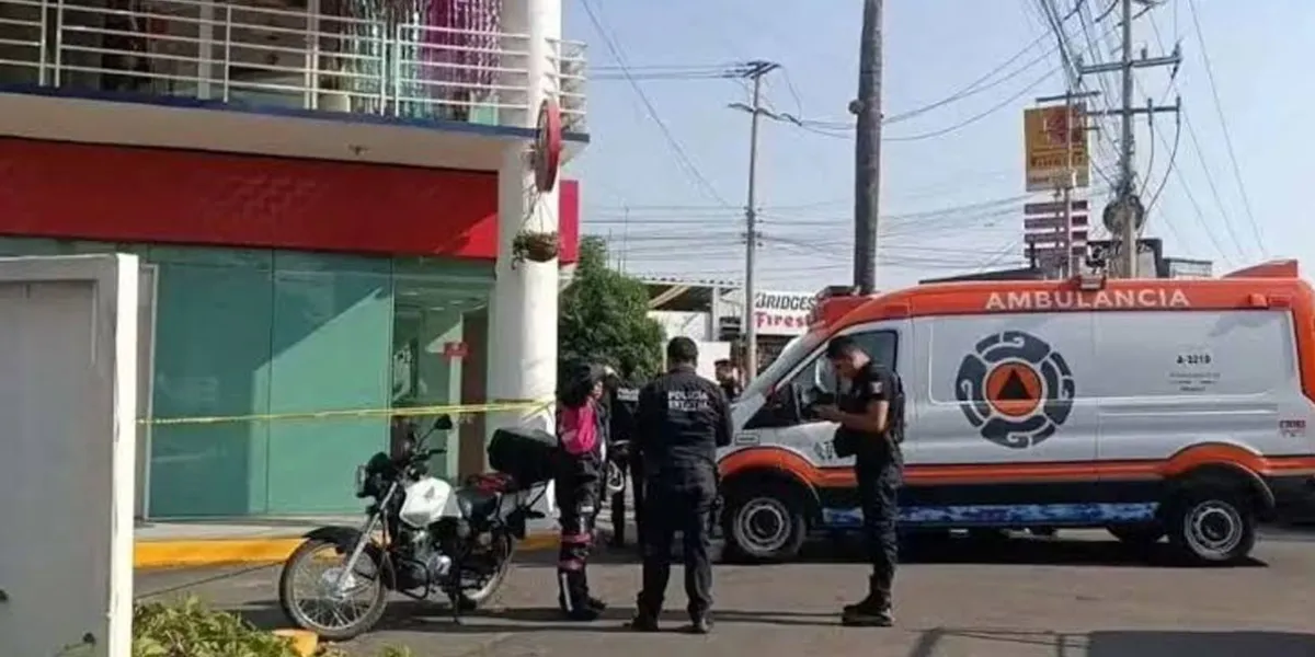 Asaltan a cuentahabiente y lo balean afuera de banco en Calzada Zavaleta
