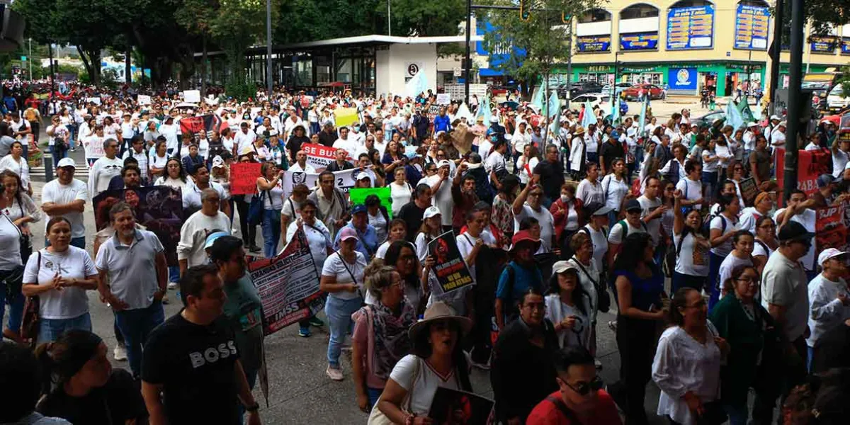 Trabajadores del IMSS-Bienestar cierran oficinas en Puebla y bloquean vialidades de la capital