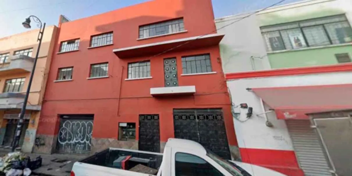 Fiscalía investiga muerte de mujer tras caer de tercer piso en Puebla