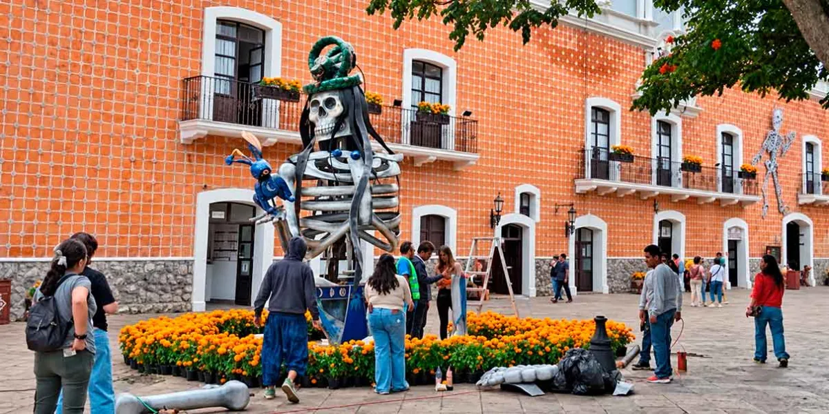 Reviven a Metztli, catrina de Atlixco derribada por fuertes vientos