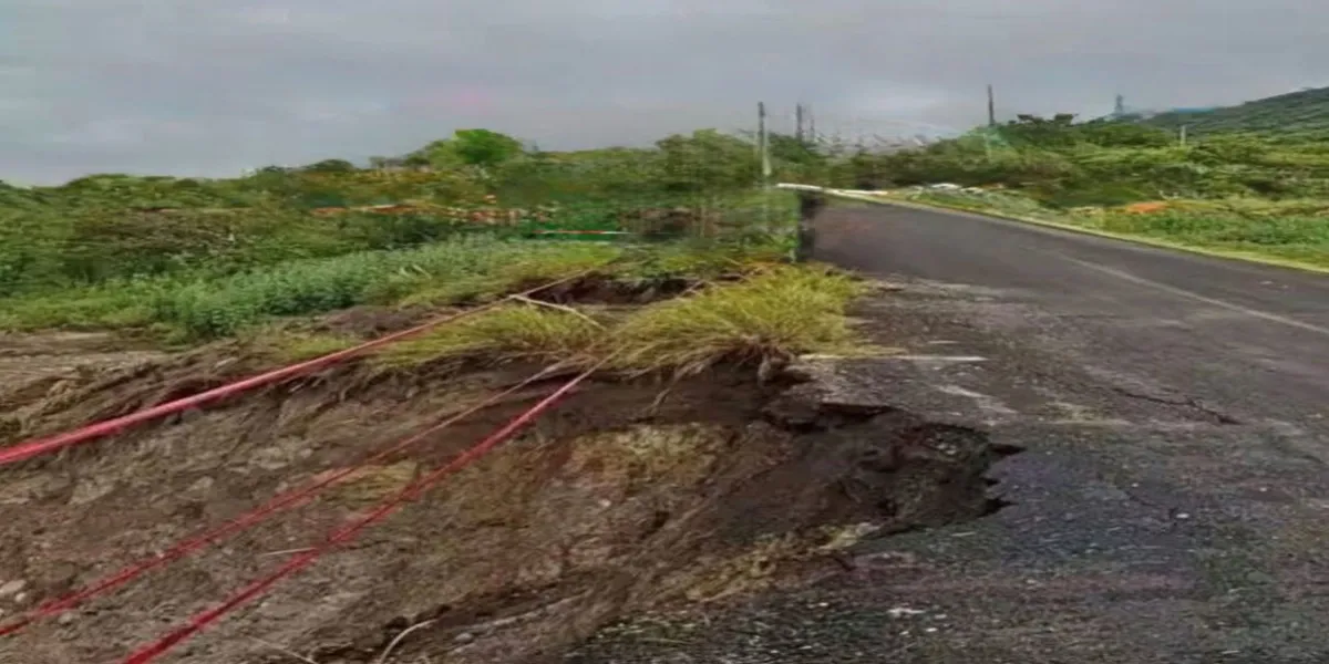 Deslave amenaza carril de carretera en la Mixteca poblana tras lluvias
