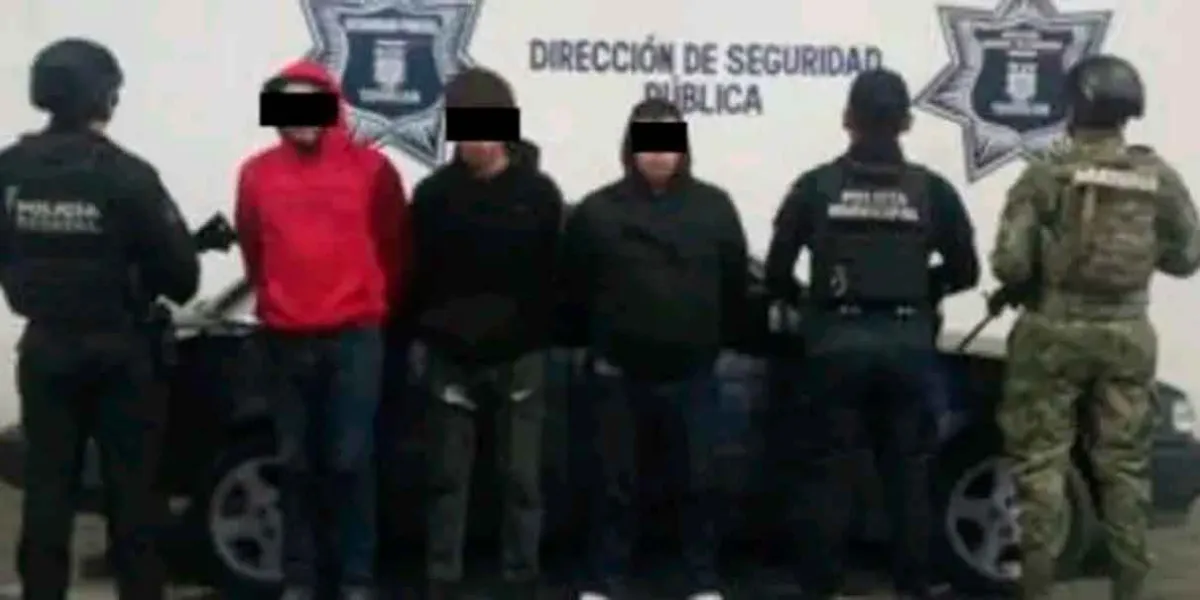Detienen a tres hombres con auto robado y presunta droga en Tehuacán