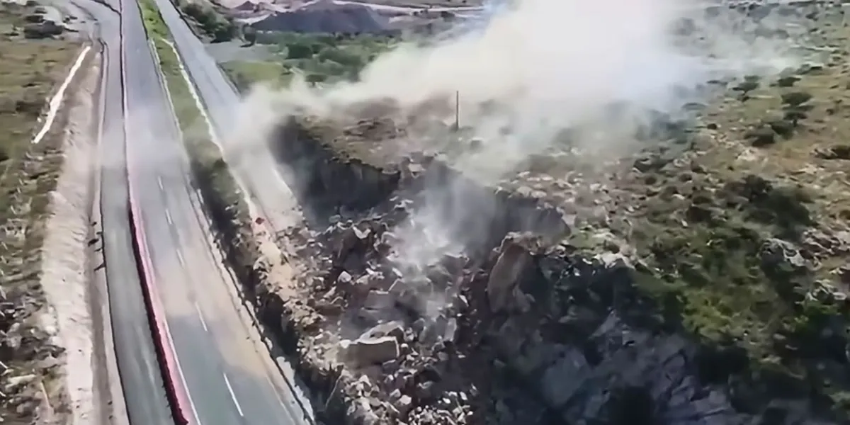Explosión controlada termina con cerro en la carretera 5