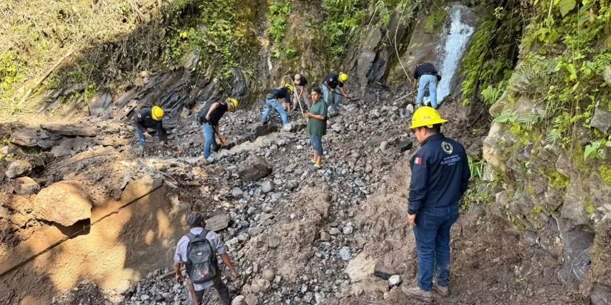 Deslave en Pahuatlán deja comunidades incomunicadas; habilitan camino alterno