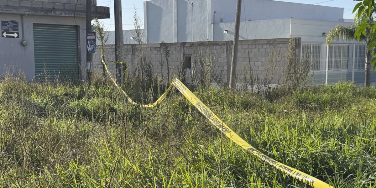Hallan a hombre AMORDAZADO y ATADO frente a centro de salud en Puebla