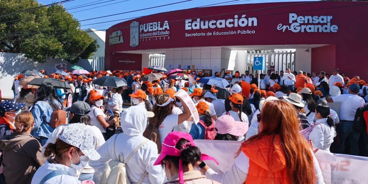Maestros de Educación Especial marchan en Puebla contra lineamientos de la SEP