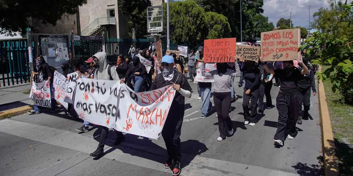 “Sin vida no hay aulas”: estudiantes de la BUAP marchan por seguridad en Puebla