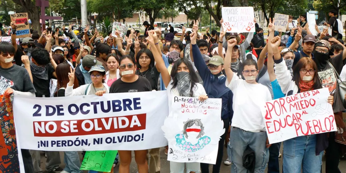 Marchas en Puebla conmemoran el 2 de Octubre y la masacre de Tlatelolco