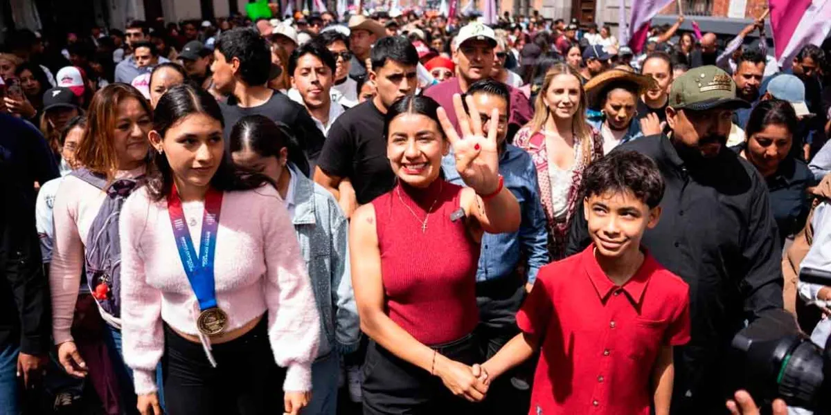 Más de 40 mil personas abarrotaron y arroparon en el zócalo, a la campeona para Puebla!!!