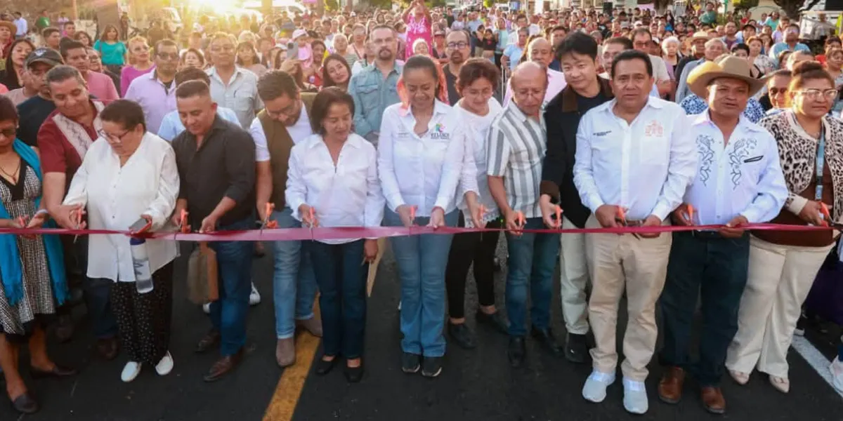 Carretera nueva histórica; Ariadna Ayala entregó rehabilitación del camino a Metepec